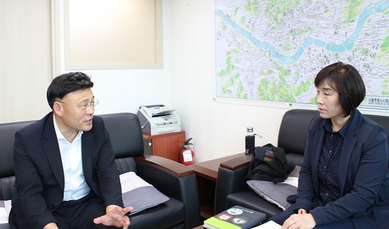 김혜련 위원장이 서울시 병원 이탈 결핵 환자 3호선 탑승 관련 긴급 현안 업무를 보고 받고 있다. Ⓒ서울시의회 