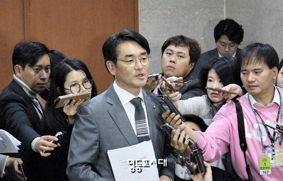 박용진 의원이 가자회견을 마친 후 백브리핑을 통해 기자들의 질문에 답하고 있다. &copy;영등포시대 