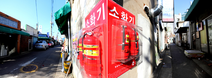 문래동 소공인 밀집지역 골목에 설치된 보이는 소화기