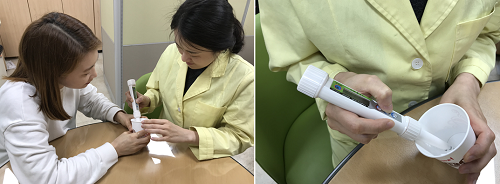 염도계 대여 방법 설명(왼쪽), 염도계 측정 모습(오른쪽)