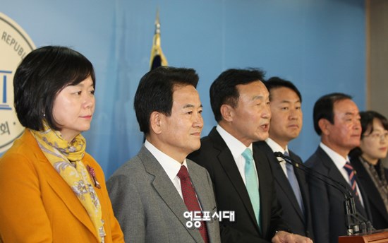 야 3당 대표·원내대표 일동이 연동형 비례대표제 도입을 위한 거대 양당인 민주당과 자유한국당의 결단을 촉구하는 기자회견을 하고 있다.Ⓒ영등포시대 