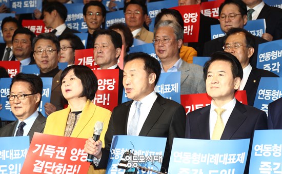 바른미래당, 민주평화당, 정의당, 야3당이 28일 오전 국회 로텐더홀에서 연동형 비례대표제 결단 촉구대회를 열고 있다. Ⓒ영등포시대 