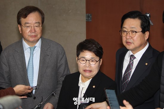 국회 환경노동위원회 자유한국당 위원들이 기자회견을 열고 “문재인 대통령의 독선적 국정운영이 협치도, 경제도 망치고 있다!”고 비판하고 있다. Ⓒ영등포시대 