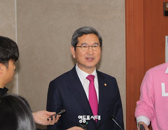 김학용 의원이 기자회견을 마친 후 기자들의 질문을 받고 있다. Ⓒ영등포시대 