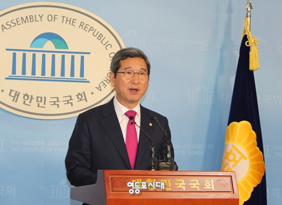 자유한국당 김학용 의원이 4일 국회 기자실에서 원내대표 출마 기자회견을 하고 있다. Ⓒ영등포시대 