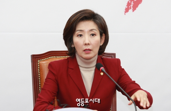 11일 오후 자유한국당 원내대표에 당선된 나경원 의원이 기자들의 질문에 답하고 있다.  &copy;영등포시대 