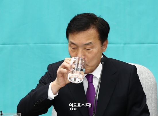 손학규 대표가 핼쑥한 모습으로 회의에 앞서 물을 마시고 있다. &copy;영등포