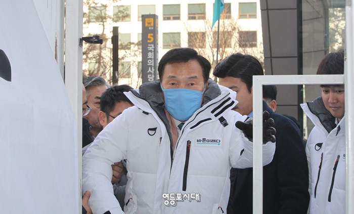 15일 오후 국회 건너편에서 연동형 비례대표제 즉각 시행을 위한 촉구 대회에 참석한 당원들에게 인사를 하기 위해 바른미래당 손학규 대표가 단상에 오르고 있다. Ⓒ영등포시대 