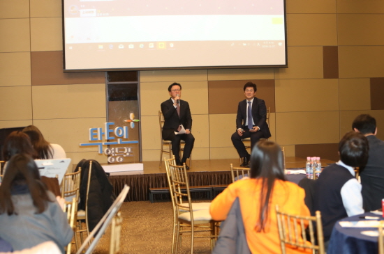 채현일 영등포구청장이 탁트인 토크에 참여해 학생들의 질문에 답하고 있다. Ⓒ영등포구 