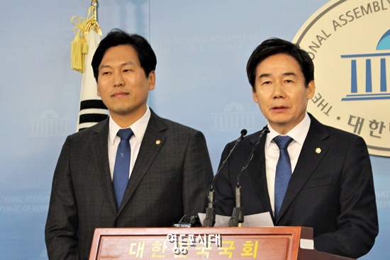  손금주(사진 왼쪽) 의원과 이용호 의원(사진 오른쪽)이 28일 국회 정론관에서 기자 회견을 열고 민주당 입당을 선언하고 있다.  Ⓒ영등포시대 