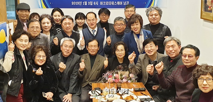 영등포시대 신문 관계자들이 새로운 도약을 다짐하며 구호를 외치고 있다. Ⓒ영등포시대 