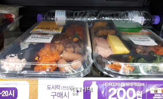 소사 스마일편의점에 전시된 도시락 Ⓒ소사스마일 