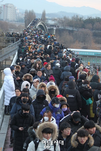 1월 1일 새해 일출을 보기 위해 선유교를 찾은 시민들이 장사진을 이루고 있다. Ⓒ영등포시대 