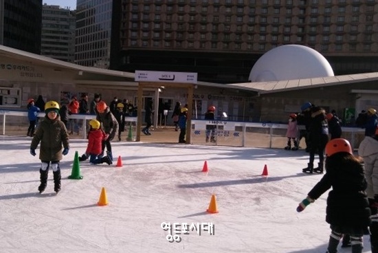 2018년 12월 23일 서울광장 스케이트장을 찾은 시민들이 스케이트를 타고 있다. Ⓒ영등포시대 