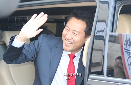 오세훈 전 서울시장이 기자회견을 마친 후 차량에 탑승하며 지지자들에게 손을 들어 인사를 하고 있다. Ⓒ영등포시대 