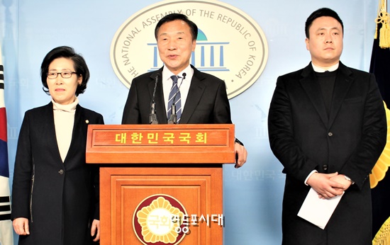 손학규 바른미래당 대표(사진 가운데)가 김삼화 의원(사진 왼쪽), 이재환 후보 (사진 오른쪽)과 함께 기자회견을 하고 있다. Ⓒ영등포시대 