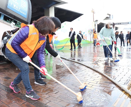 주민들이 영등포역 주변 물청소를 하고 있다.