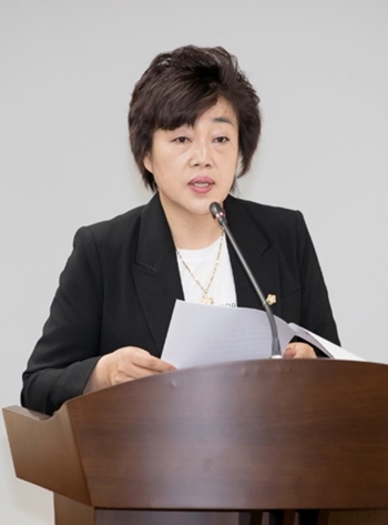 22일 오전 오현숙 의원이 상임위원회 심사에 앞서 본회의장에서 조례안 발의에 관한 배경을 설명하고 있다.