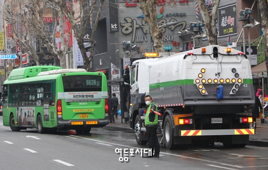 영중로 거리가게 철거현장에서 관계자가 나와 교통정리를 하고 있다. Ⓒ영등포시대 