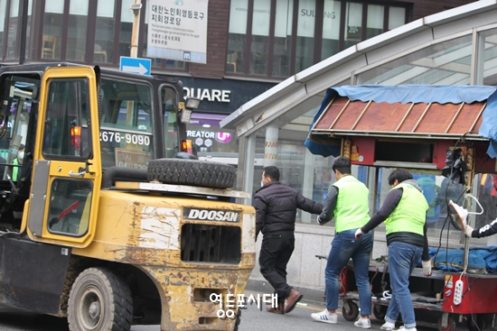 25일 오전 영등포구 영중로에 있는 거리가게가 철거되고 있다. Ⓒ영등포시대 