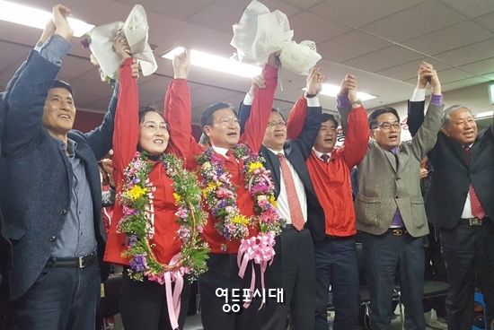 자유한국당 정점식 후보가 당선이 확정된 직후 지지자들과 함께 만세를 부르고 있다. Ⓒ영등포시대