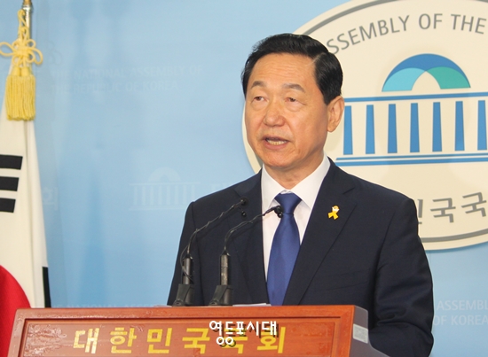 2017년 7월 24일 오전 당시 새정치민주연합 김상곤 혁신위원장이 국회 기자실에서 혁신안을 발표하고 있다. Ⓒ영등포시대 db