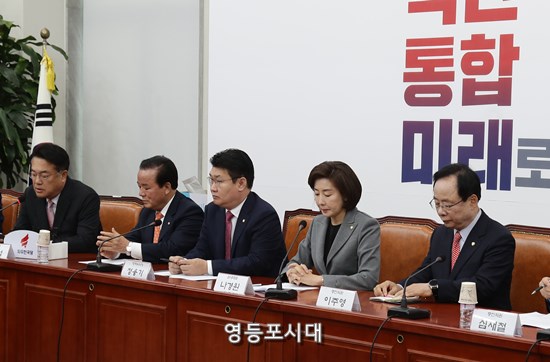 10일 오전 국회에서 열린 자유한국당 원내대표-중진의원 연석회의에 참석한 의원들이 모두 고개를 숙인 체 정진석 의원의 발언을 듣고 있다. ⓒ영등포시대 