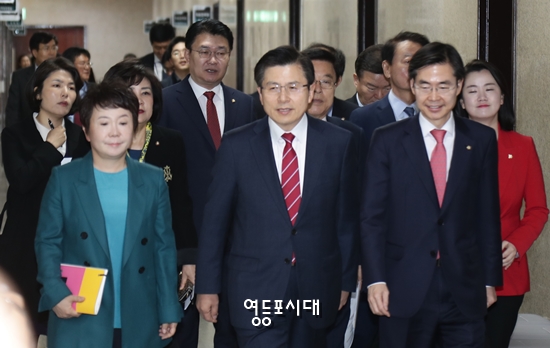  11일 오전 자유한국당 황교안 대표와 최고위원들이 최고위원회의를 위해 회의실을 향하고 있다. Ⓒ영등포시대 