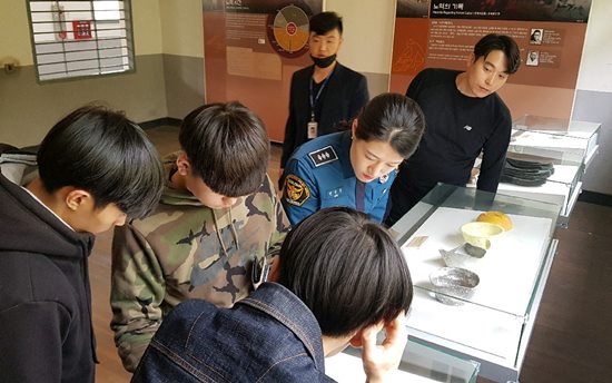 위기의 청소년들이 23일 영등포경찰서 관계자들과 함께 서대문형무소를 방문했다. ⓒ영등포경찰서 