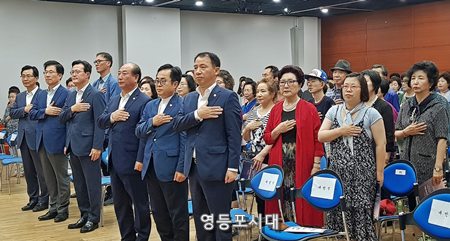 영등포 볼런티어 오케스트라 창단식에 참석한 채현일 구청장과 관객들이 국민의례를 하고 있다. ⓒ영등포시대 