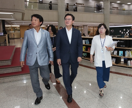 채현일 영등포구청장(오른쪽 사진 가운데)이 8일 오전 국회도서관에 방문해 허용범 국회도서관 관장 및 관계자와 함께 시설을 둘러보고 있다. Ⓒ영등포구  