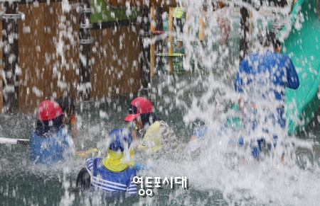 8일 오후 영등포공원 내에 있는 수영장을 찾은 어린이들이 신나게 물놀이를 즐기고 있다. Ⓒ영등포시대