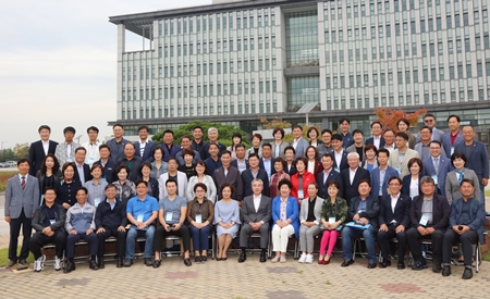 ▲20일 행정안전부 지방자치 인재개발원이 개최한 ｢2019년 지방의회 아카데미｣에 참석한 지방의회 의원들이 기념촬영을 하고 있다. Ⓒ행정안전부 지방자치인재개발원