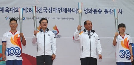 채현일 영등포구청장(왼쪽에서 두 번째)과 윤준용 구의회 의장(사진 오른쪽에서 두번째)가 이종준, 전지원 선수와 기념촬영을 하고 있다. 