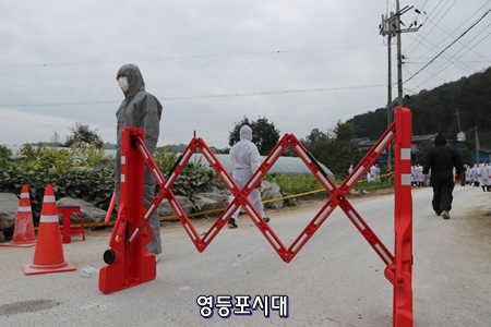 파주시가 적성면 농가 입구에서 진•출입을 통제하고 있다. Ⓒ영등포시대 