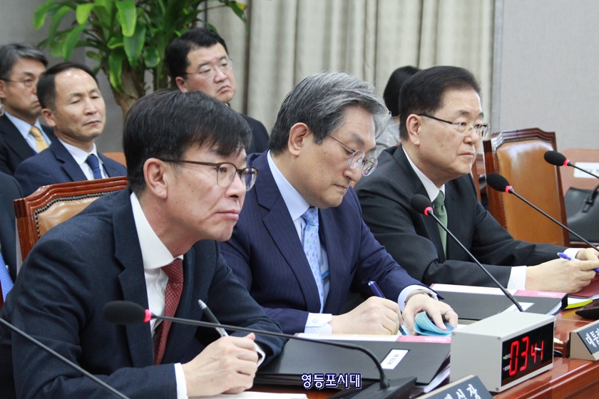 29일 여의도 국회에서 열린 국회운영위원회 전체회의에 참석한 청와대 김상조 정책실장, 노영민 비서실장, 정의용 안보실장이 나란히 앉아있다. Ⓒ영등포시대   