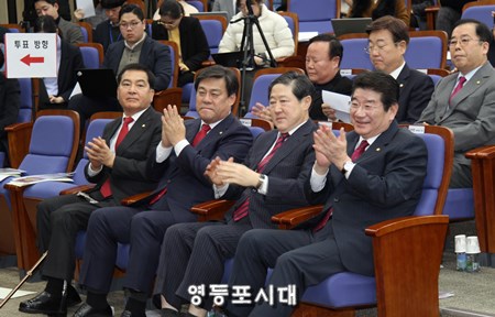 자유한국당 원내대표에 출마한 심재철, 김선동, 유기준, 강석호 의원이 나란히 앉아 정책위의장들의 정견발표를 듣고 있다. ⓒ영등포시대 