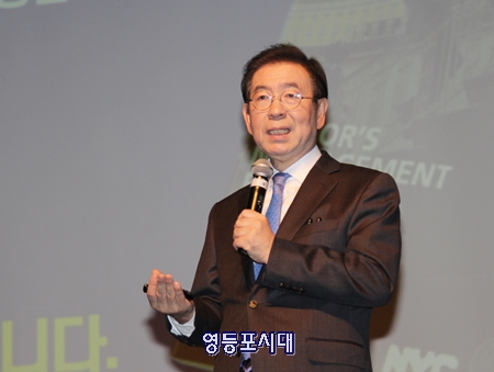 박원순 서울시장이 “신혼부부 주거 지원, 창업지원을 위한 혁신지구 집중투자” 등에 대한 설명을 하고 있다. Ⓒ영등포시대 