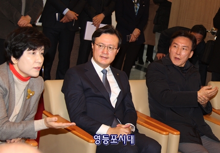 김영주 의원, 채현일 구청장, 김민석 전 의원이 나란히 앉아 박원순 서울시장과 대화를 나누고 있다.(사진 왼쪽부터)  Ⓒ영등포시대 