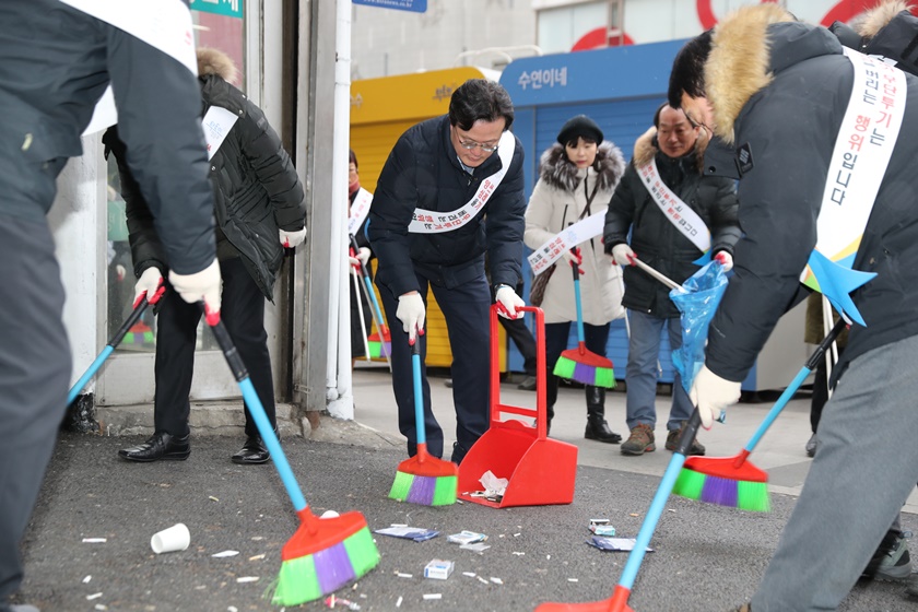 채현일 영등포구청장이 1월 1일 오전, 영등포구청 국장단, 주무과장, 환경미화원 30명과 함께 영중로 800m 거리를 청소하고 있다.