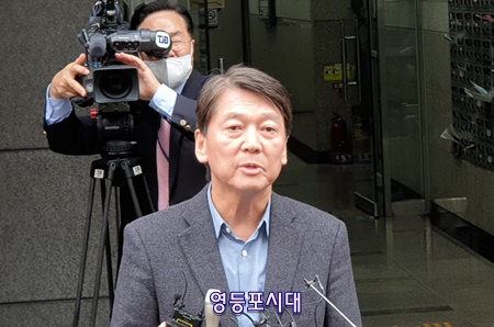 회의 도중 다른 일정으로 회의장을 먼저 나온 안철수 전 대표가 기자들의 질문에 답하고 있다. Ⓒ영등포시대 