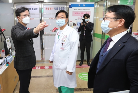 채현일 영등포구청장(사진 왼쪽)이 28일 오후 강남성심병원에 방문해 신종 코로나바이러스 감염증 확산을 방지하고자 시설을 살피고 있다.
