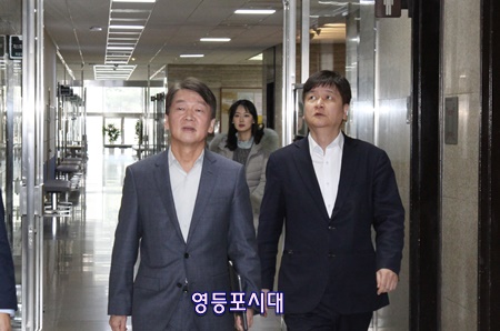 안철수 전 대표가 기자회견을 위해 기자회견장을 향하고 있다. Ⓒ영등포시대 