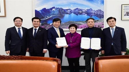 지방 4대 협의체 대표들이 전혜숙(사진 오른쪽에서 두 번째) 국회 행정안전위원회 위원장을 방문해 지방 4대 협의체의 촉구문을 전달하고 있다. 