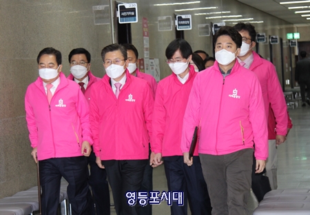 9일 오전 황교안 미래통합당 대표가 최고위원회의에서 참석하기 위해 회의장을 향하고 있다.  Ⓒ영등포시대 