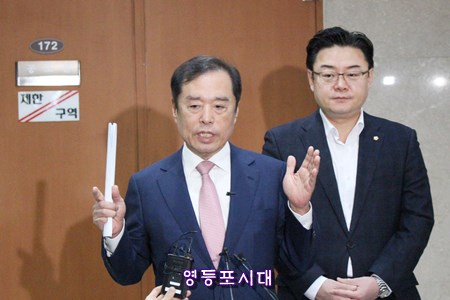 11일 김병준 전 자유한국당 비상대책위원장이 세종시을 출마 선언 기자회견을 마친 뒤 백브리핑을 하고 있다. 영등포시대 