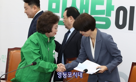 최고위원회의에 앞서 김정화 공동대표(오른쪽)와 장정숙 신임 원내대표가 인사를 나누고 있다. Ⓒ영등포시대 
