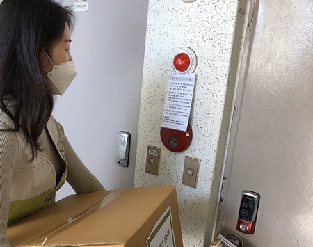 굿네이버스 서울남부지부 관계자가 가정에 생필품 키트를 전달하고 있다. Ⓒ굿네이버스 