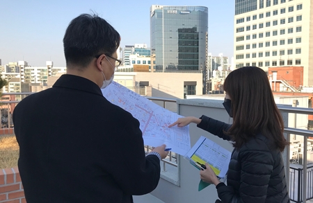 ▲ 건축물 항측(항공사진) 판독에 따른 현장조사를 실시 중인 영등포구 관계자 모습 