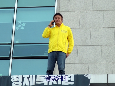 형제복지원 피해자 최승우 씨가 5일부터 국회의원회관 캐노피에 올라 단식농성을 벌이고 있다. Ⓒ영등포시대 